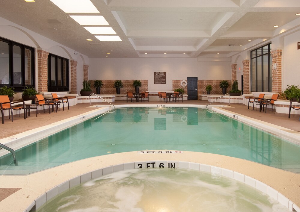 Book Emby Suites By Hilton Jacksonville Baymeadows In Emby Suites By Hilton Jacksonville Baymeadows Pool