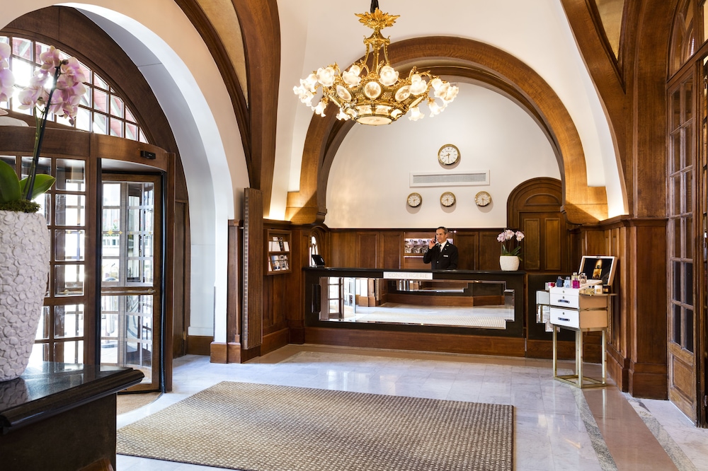 Book Hôtel Barrière Le Normandy Deauville In Hotels Hôtel Barrière Le Normandy Deauville Interior Entrance