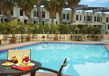 ภาพ DoubleTree Suites by Hilton Santa Monica ใน ซานตาโมนิกา