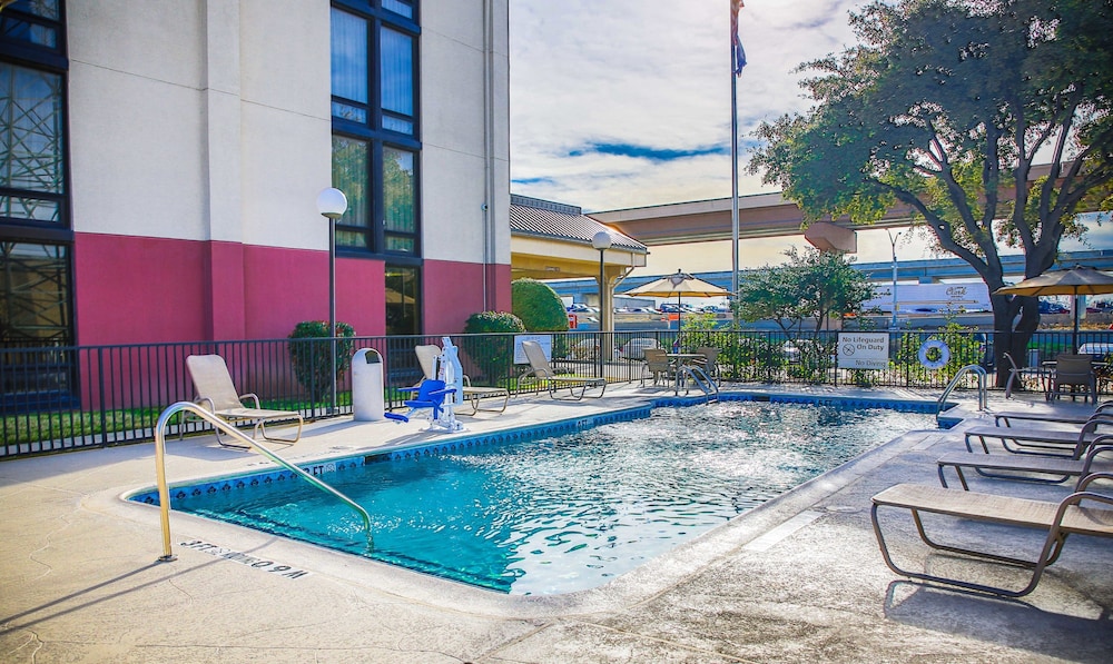 Book The Walnut Hotel Dallas I 35 North In Hotels The Walnut Hotel Dallas I 35 North Pool