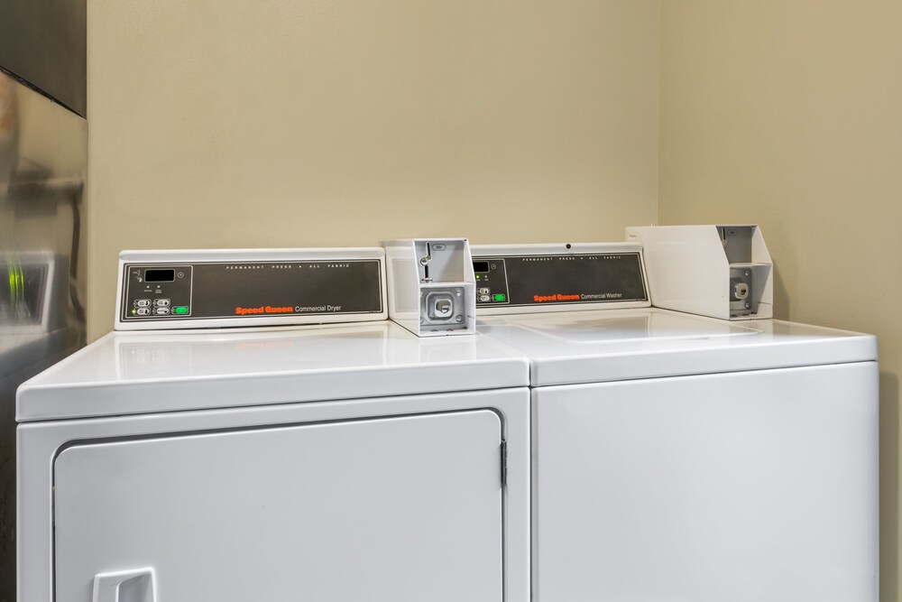 Book Days Inn By Wyndham Chambers Near The Petrified Forest East In Days Inn By Wyndham Chambers Near The Petrified Forest East Laundry Room