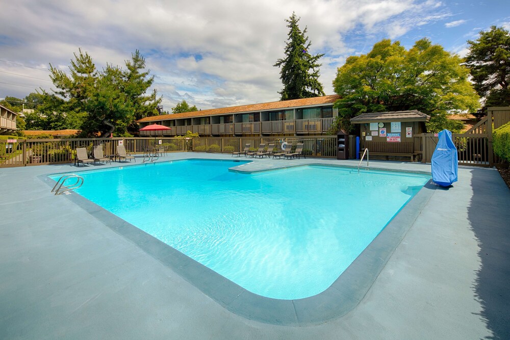 Book Red Lion Hotel Bellevue In Bellevue Hotels Com [ 333 x 500 Pixel ]