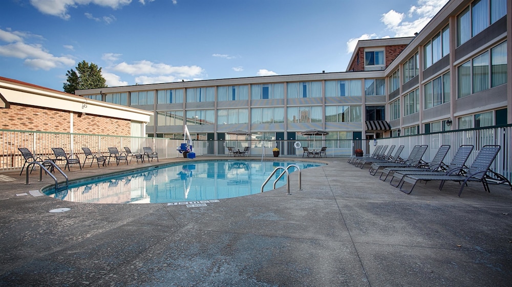 Book Best Western Plus Bradford Inn In Hotels Best Western Plus Bradford Inn Pool