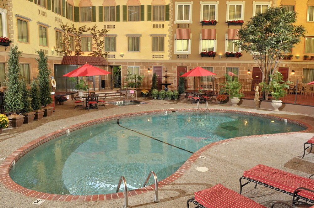 Book Best Western Plus White Bear Country Inn in White Bear Lake