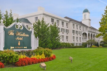 15 Closest Hotels To Livingston Mall In