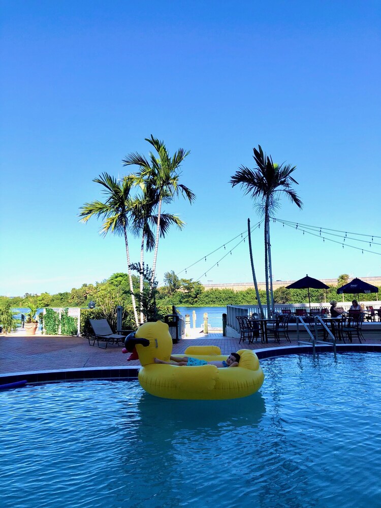 احجز هيلتون بالم بيتش إيربورت في ويست بالم بيتش قارن أسعار الفنادق في ويست بالم بيتش