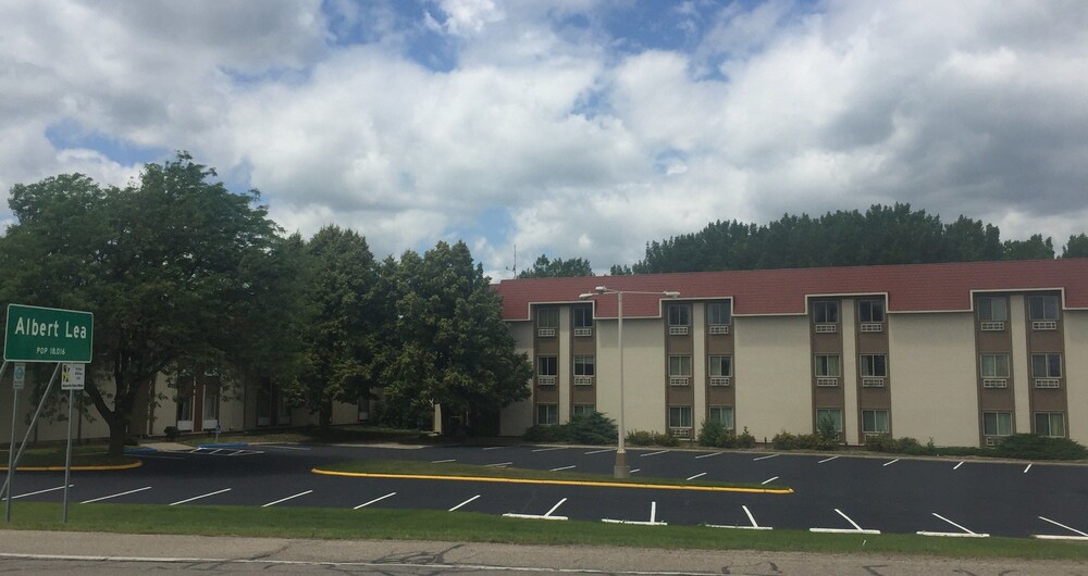 Book Ramada By Wyndham Albert Lea In Hotels Ramada By Wyndham Albert Lea Exterior Detail