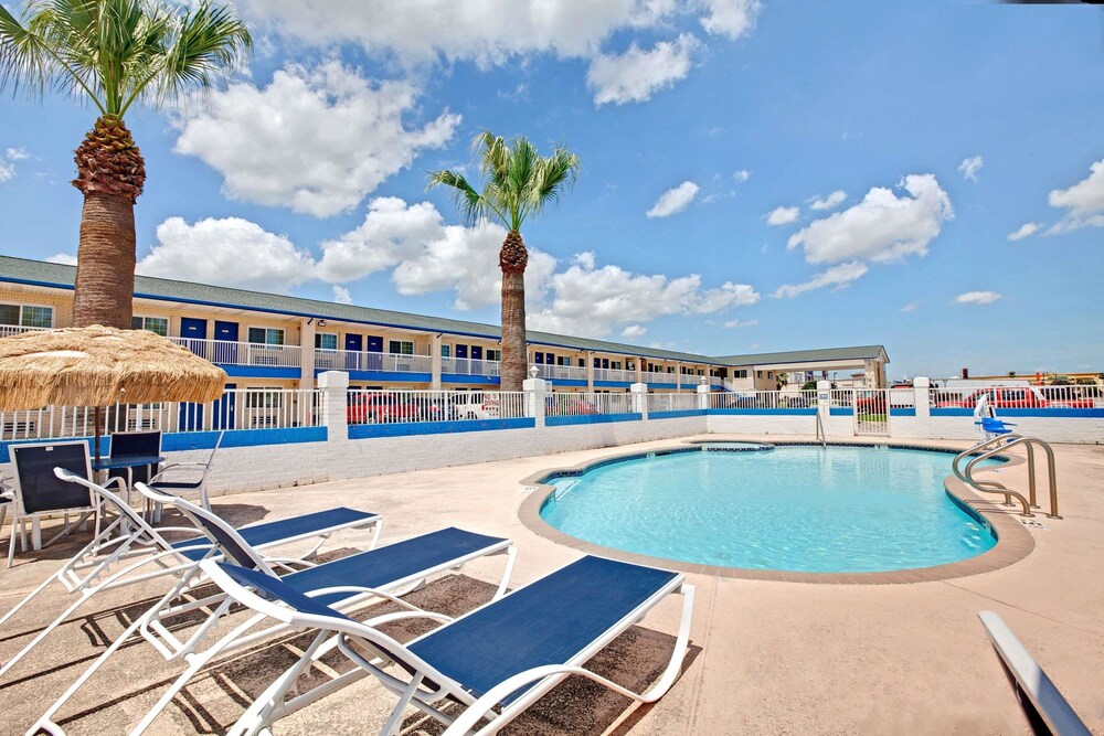 Book Days Inn By Wyndham Baytown Tx In Hotels Days Inn By Wyndham Baytown Tx Pool