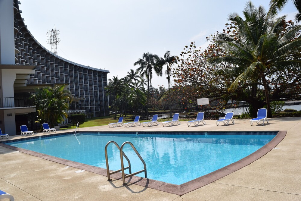 Book Castle Hilo Hawaiian Hotel In Hotels Castle Hilo Hawaiian Hotel Outdoor Pool