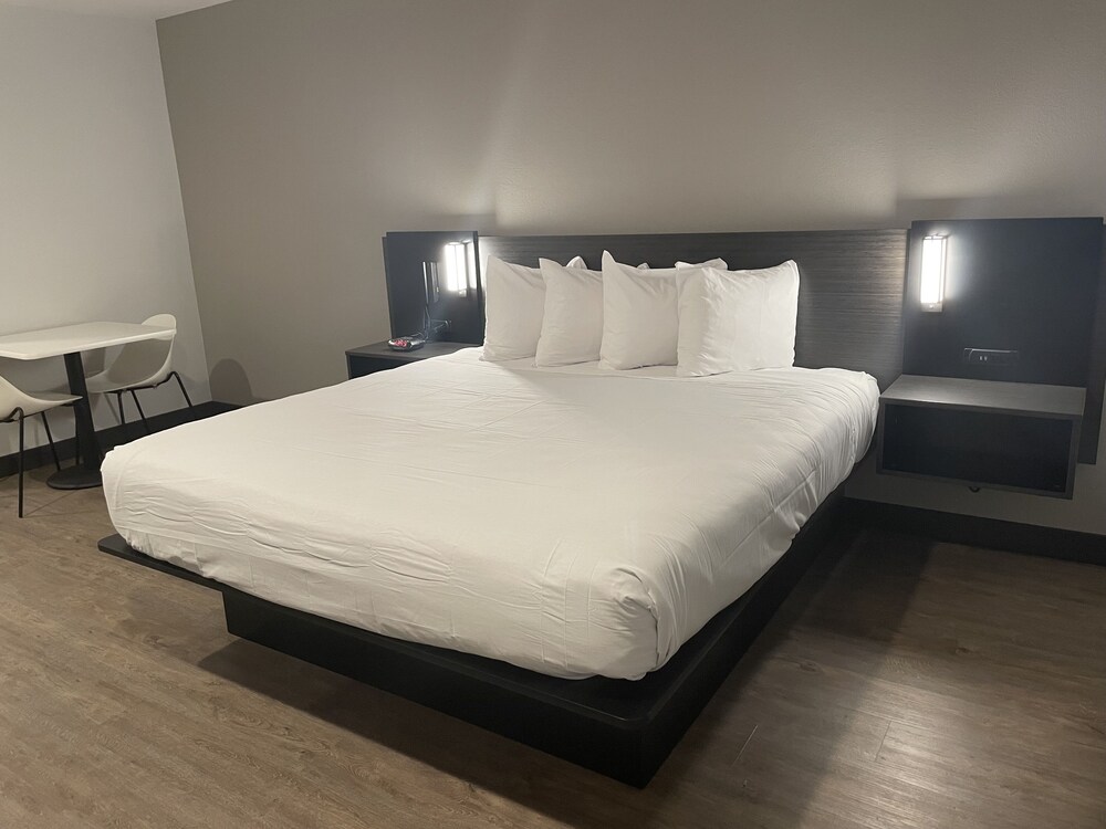 Book Hotel Del Sol In Corona Hotelscom