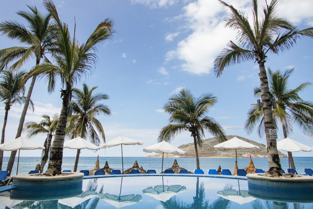 Book Oceano Palace Beach Hotel in Mazatlan