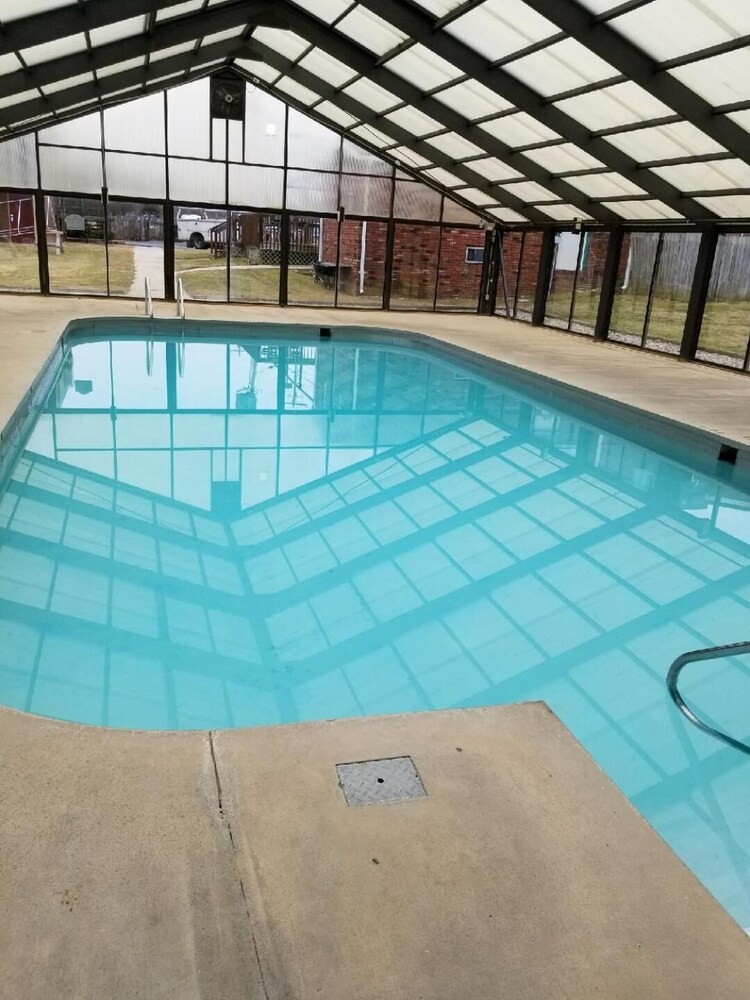 hotels in madison ga with indoor pool