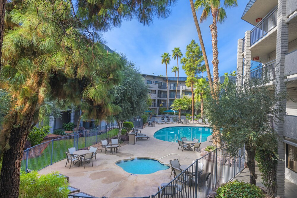 Book Holiday Inn Suites Phoenix Airport North In Hotels Holiday Inn Suites Phoenix Airport North