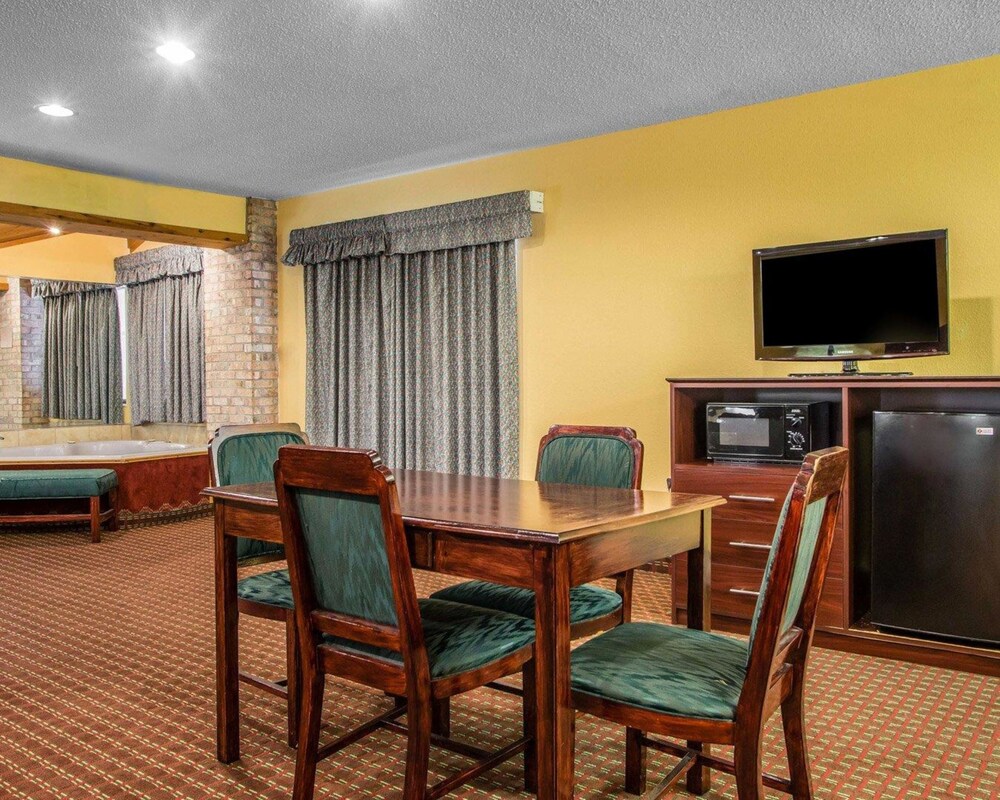 Book Quality Inn Central Wisconsin Airport In Mosinee Hotels Quality Inn Central Wisconsin Airport Mosinee Guest Room