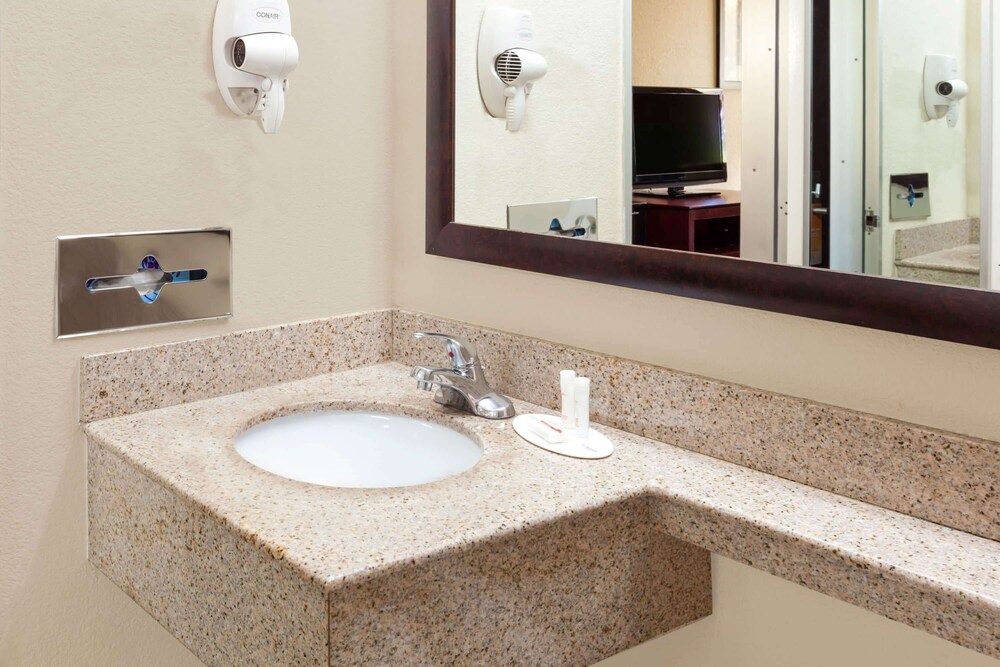 Book Howard Johnson Wyndham Arlington Ballpark Six Flags