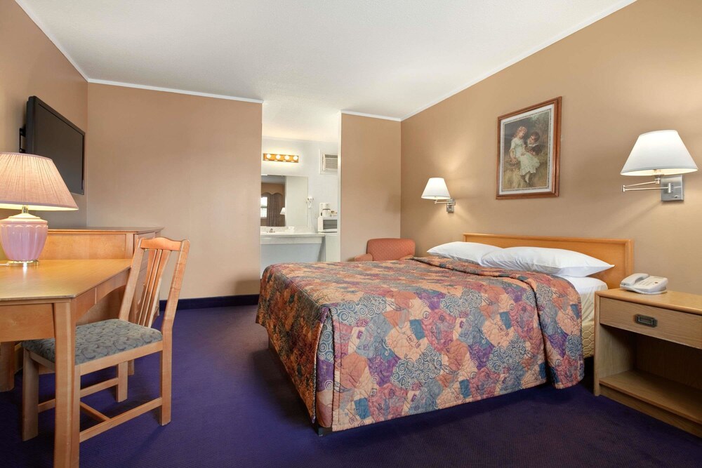Book Travelodge By Wyndham Moose Jaw In Hotels Travelodge By Wyndham Moose Jaw Standard Room 1 Queen Bed