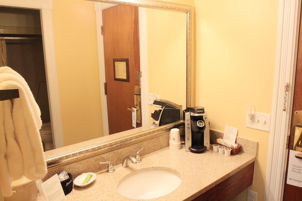 Book Best Western White House Inn In Bangor Hotels Best Western White House Inn Bangor Standard Room 2 Queen Beds Non