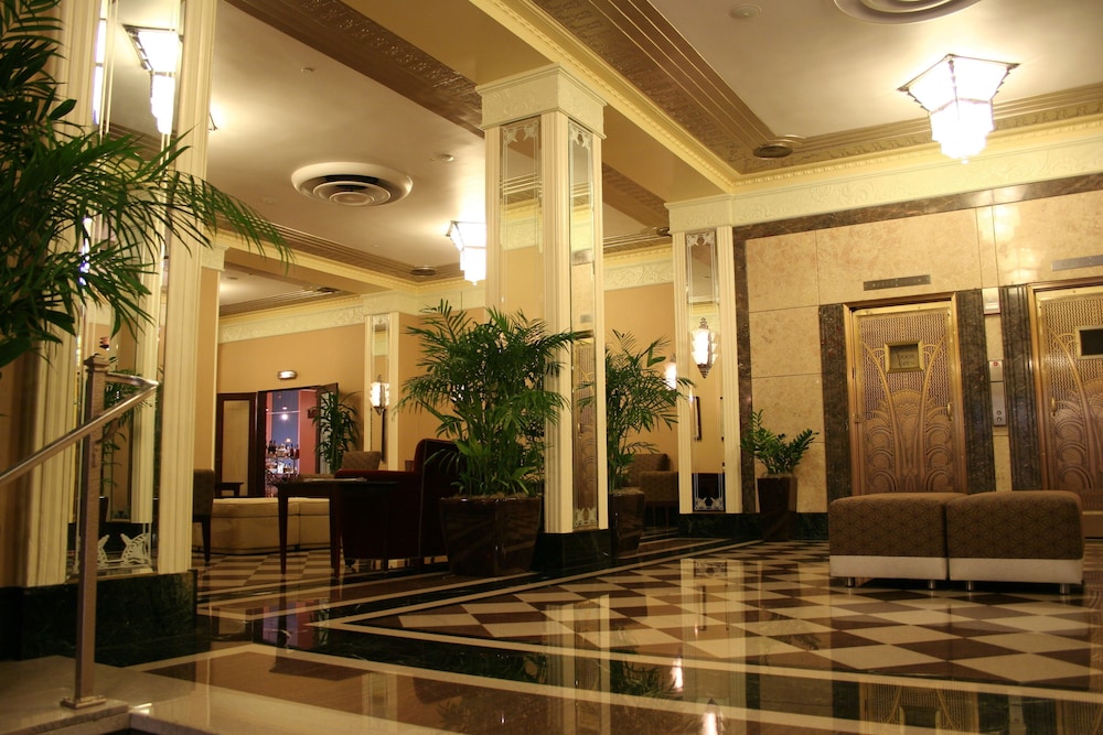 Book Ambador Hotel Milwaukee In Hotels Ambador Hotel Milwaukee Interior Entrance