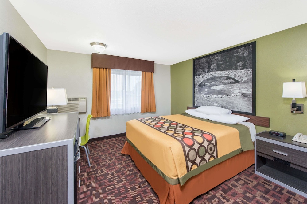 Book Super 8 By Wyndham Moberly Mo In Hotels Super 8 By Wyndham Moberly Mo Standard Room 1 Queen Bed