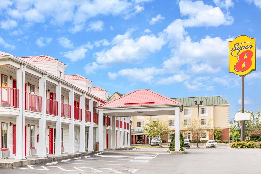 Book Super 8 By Wyndham Clinton In Hotels Super 8 By Wyndham Clinton