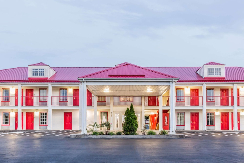 Book Super 8 By Wyndham Clinton In Hotels Super 8 By Wyndham Clinton