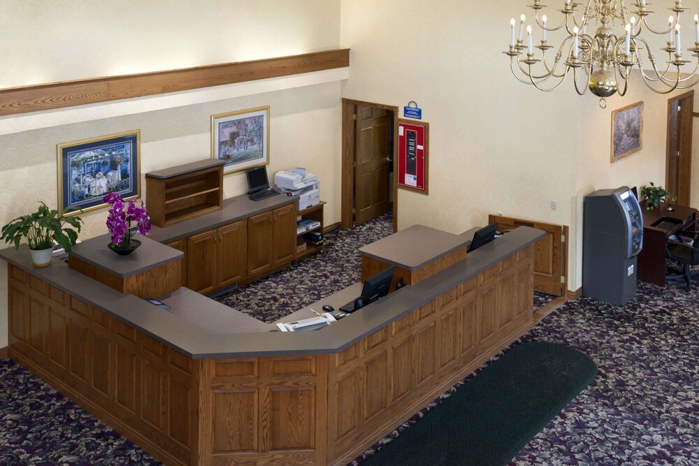 Book Days Inn Grayling Mi In Hotels Days Inn Grayling Mi Lobby