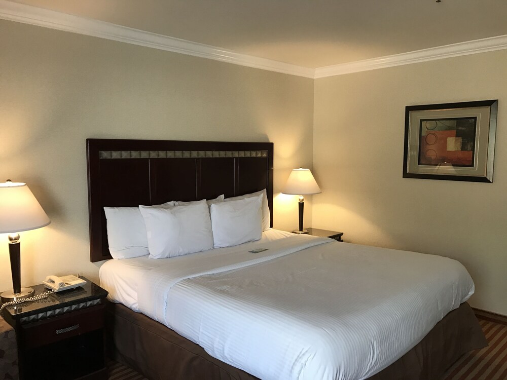 Book Oak Tree Inn In Monrovia Hotels Com