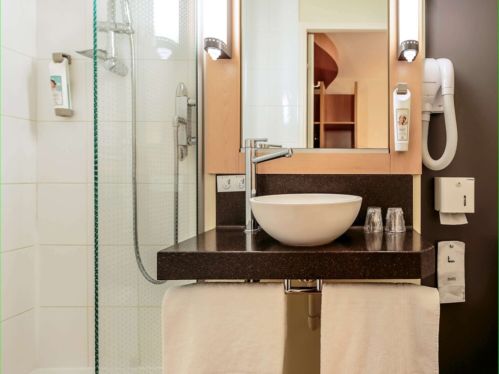 Ibis Clermont Ferrand Sud Carrefour Herbet Clermont Ferrand Hotels Com