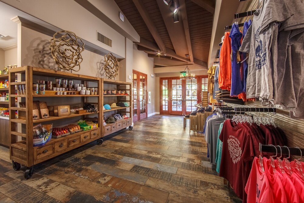 Featured image of post Holiday Inn Club Vacations Scottsdale Resort - Cool off with summer savings.