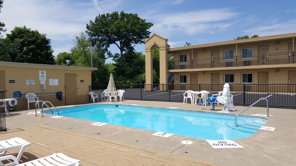 Book Howard Johnson Inn Sandusky Park N Entrance In Howard Johnson Inn Sandusky Park N Entrance