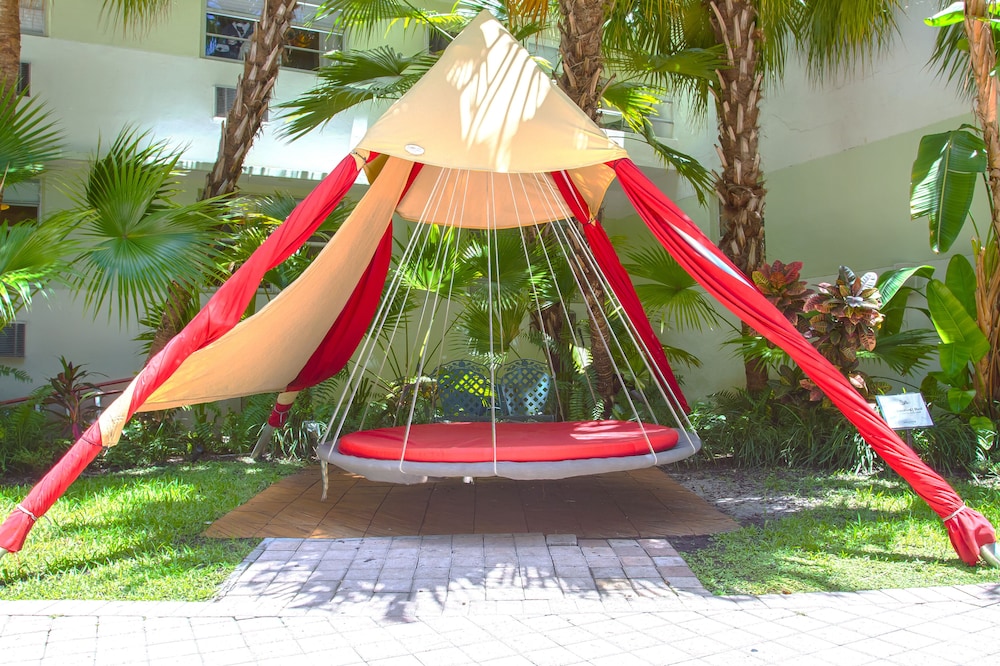 Book Dorchester Hotel In Miami Beach Hotels Dorchester Hotel Miami Beach Sundeck