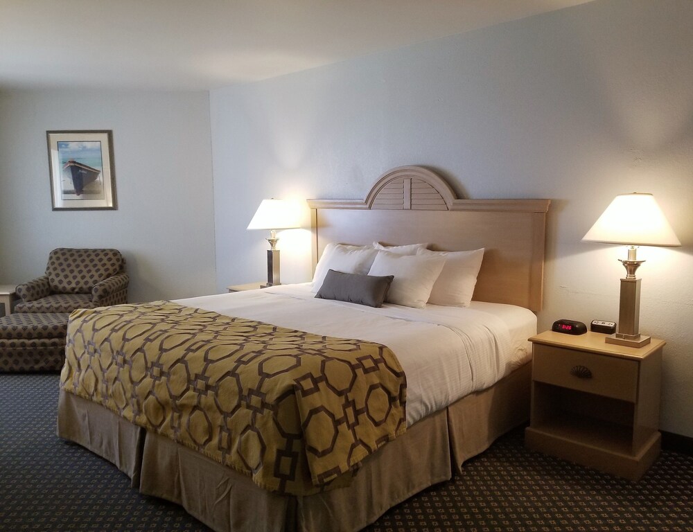 Book Baymont By Wyndham Manitowoc Lakefront In Hotels Baymont By Wyndham Manitowoc Lakefront