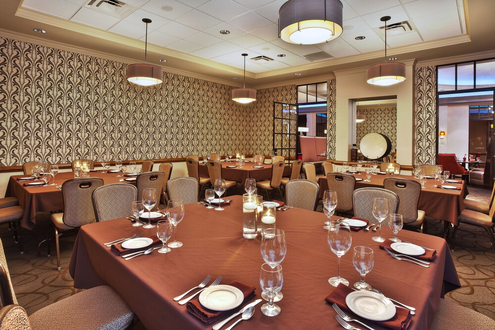 Book Crowne Plaza Lansing West in Lansing