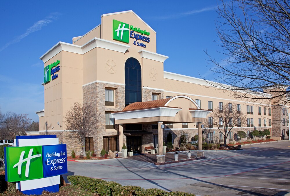 Book Holiday Inn Express Arlington in Arlington