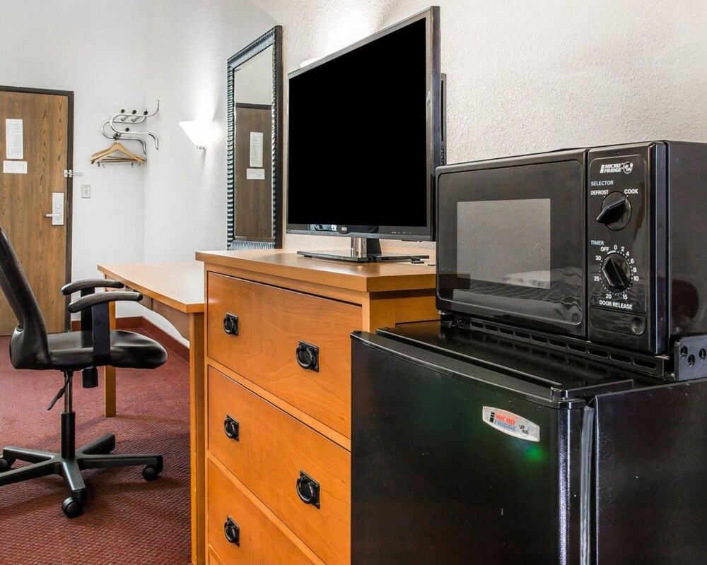 Book Econo Lodge In Bay City Hotels Com Econo Lodge Bay City Standard Room 2 Queen Beds Non Smoking