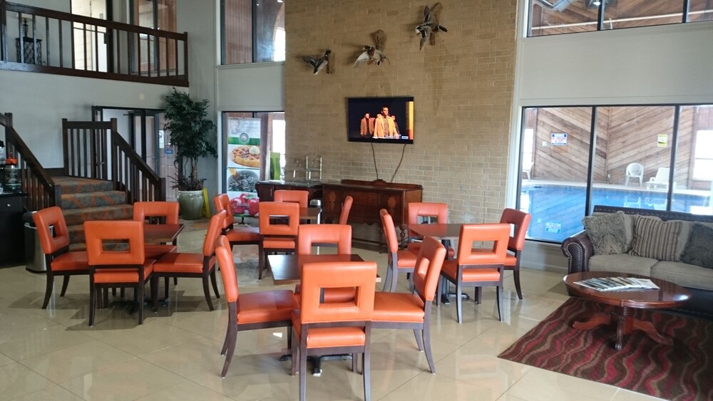 Book Quality Inn And Suites In Stuttgart Hotels Quality Inn And Suites Stuttgart Lobby