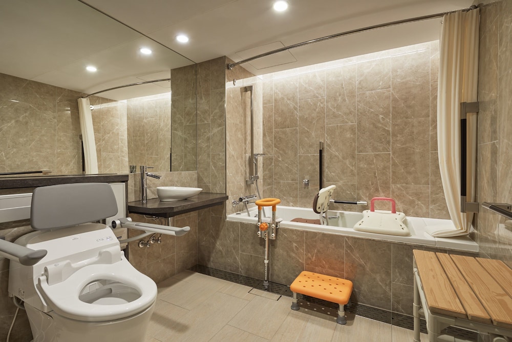 京王プラザホテルのユニバーサル・デラックスツイン（バスルーム）シャワーチェアや手すりなどの貸出品