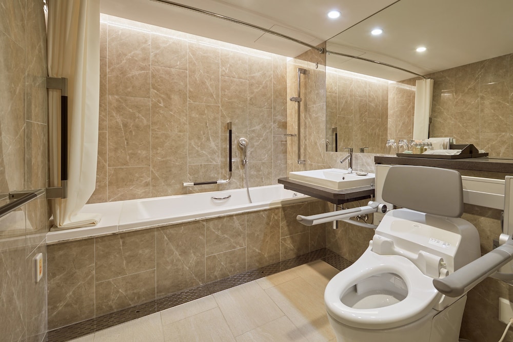 京王プラザホテルのユニバーサル・デラックスツイン（バスルーム）