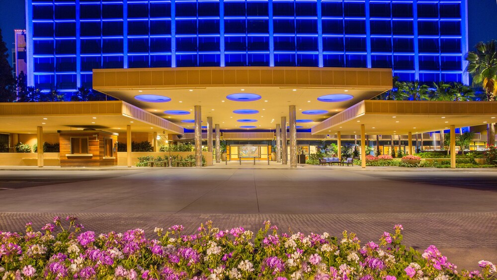 ディズニーランド ホテル ダウンタウン ディズニー地区の近くに位置し レストランを併設した郊外のリゾート 宿泊予約はホテルズドットコム