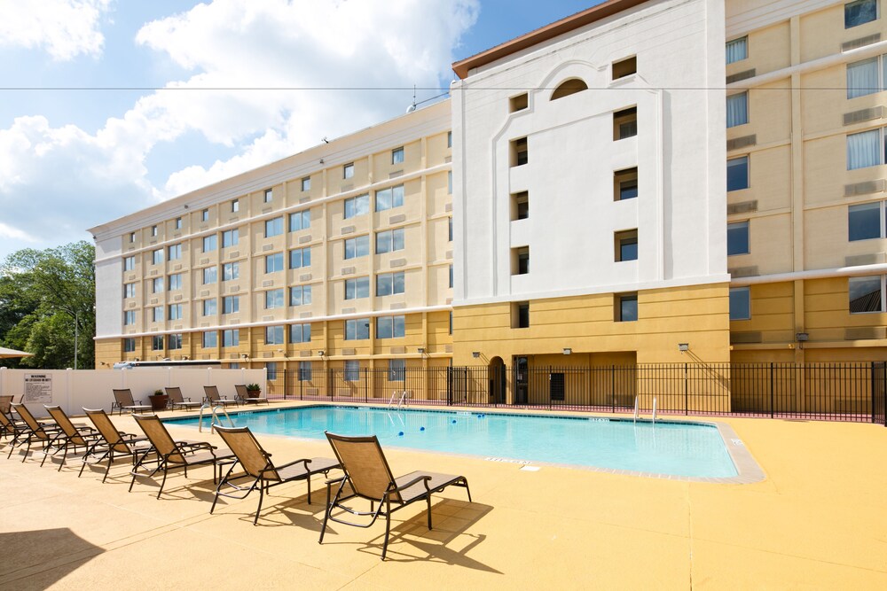 Book Red Lion Hotel Atlanta Airport In College Park Hotels Red Lion Hotel Atlanta Airport College Park Pool
