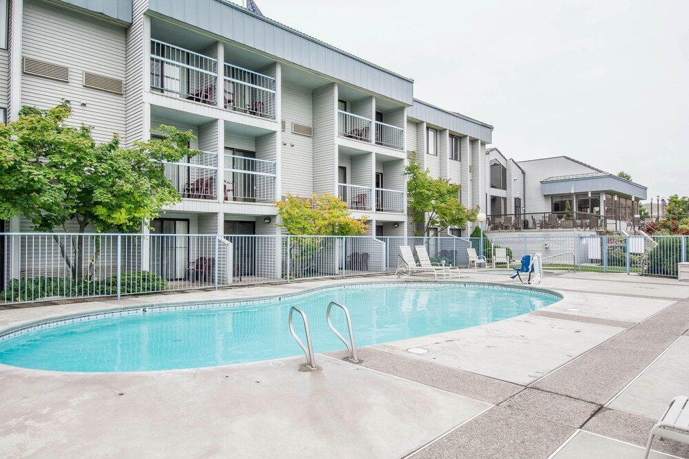 Book Quality Inn Conference Center In Clarkston Hotels Quality Inn Conference Center Clarkston Pool