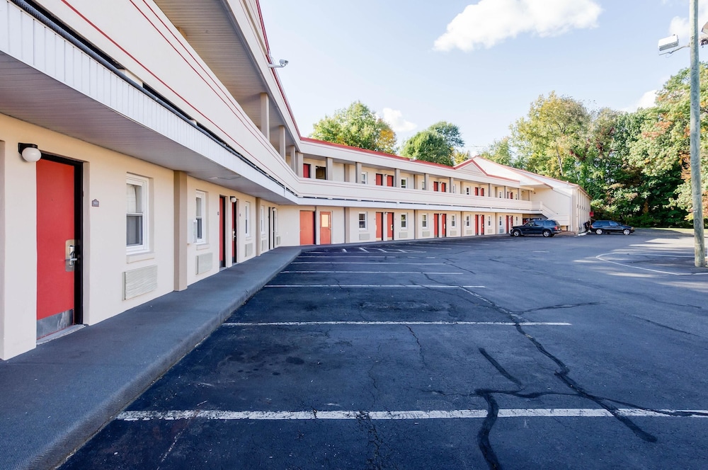 Book Econo Lodge West Springfield In Hotels Econo Lodge West Springfield