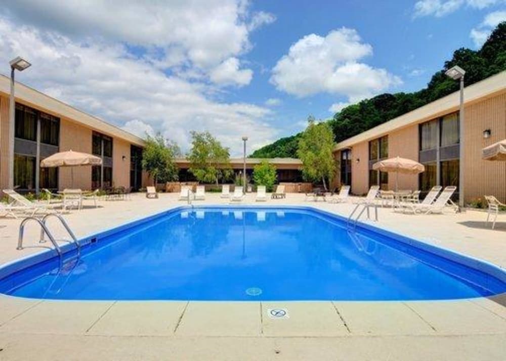 Book Quality Hotel And Conference Center In Bluefield Hotels Quality Hotel And Conference Center Bluefield Pool