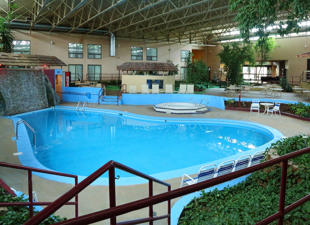 Book Townhouse Hotel Grand Forks In Hotels Townhouse Hotel Grand Forks Indoor Pool