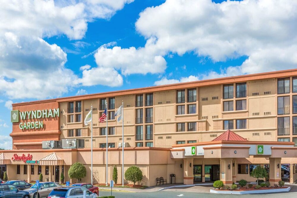 Book Wyndham Garden Hotel Newark Airport In Newark Hotelscom