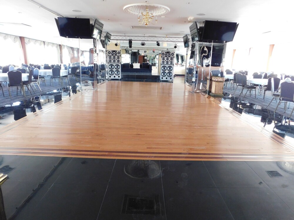 Book Meadowlands View Hotel in North Bergen