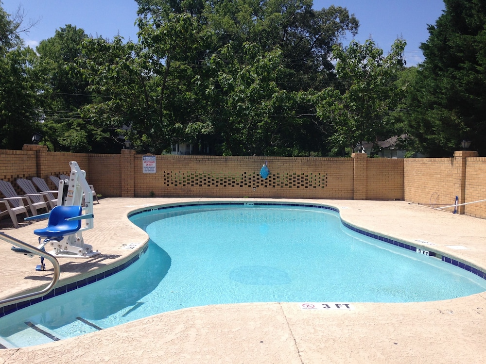 Book Knights Inn Elizabethtown In Hotels Knights Inn Elizabethtown Outdoor Pool