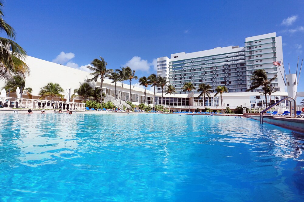 Book The Deauville Beach Resort In Miami Hotels The Deauville Beach Resort Miami Pool