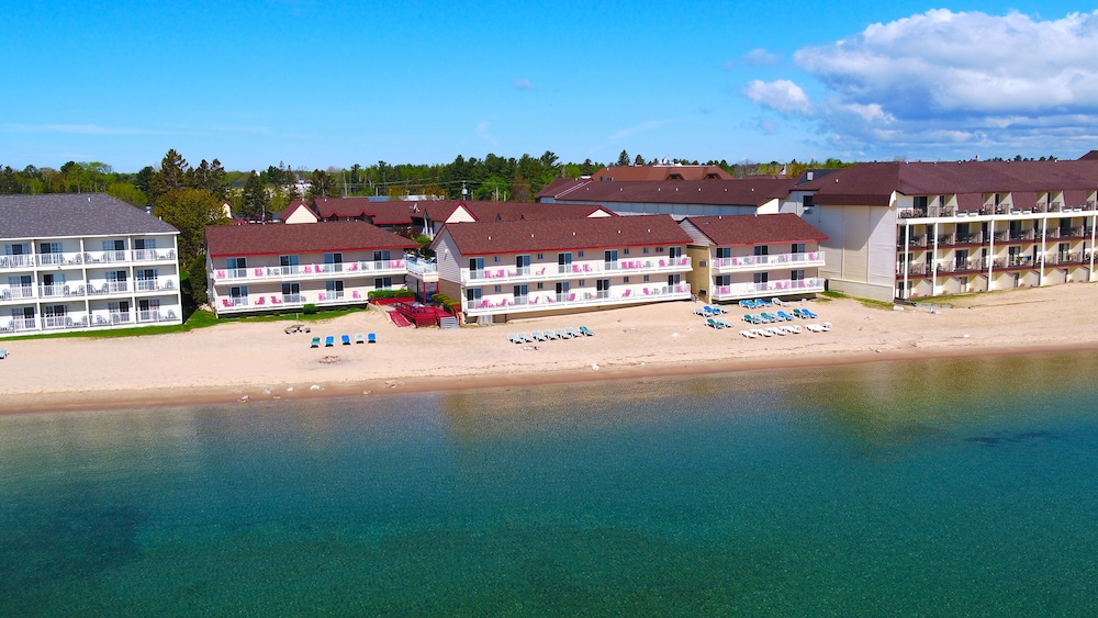 Book Super 8 By Wyndham Mackinaw City Beachfront Area In Super 8 By Wyndham Mackinaw City Beachfront Area Beach