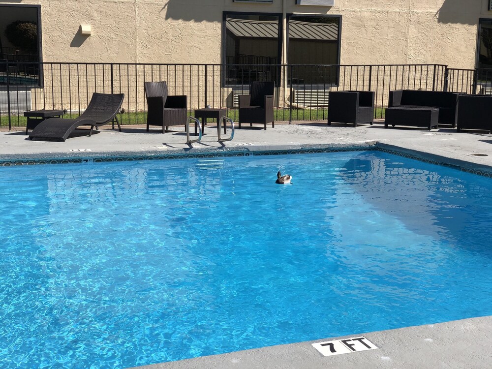 hotels in mankato mn with outdoor pools